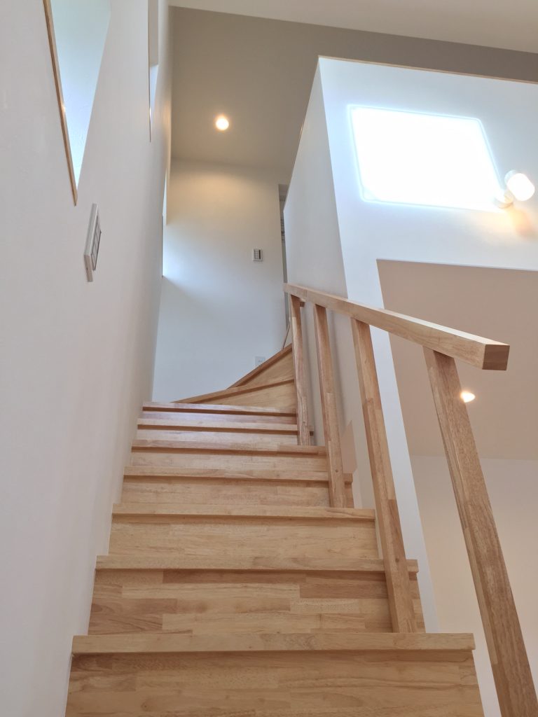 木製手摺の階段